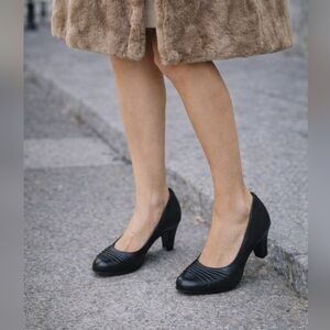 gentle souls Black Leather Block2.5" Heel Pump